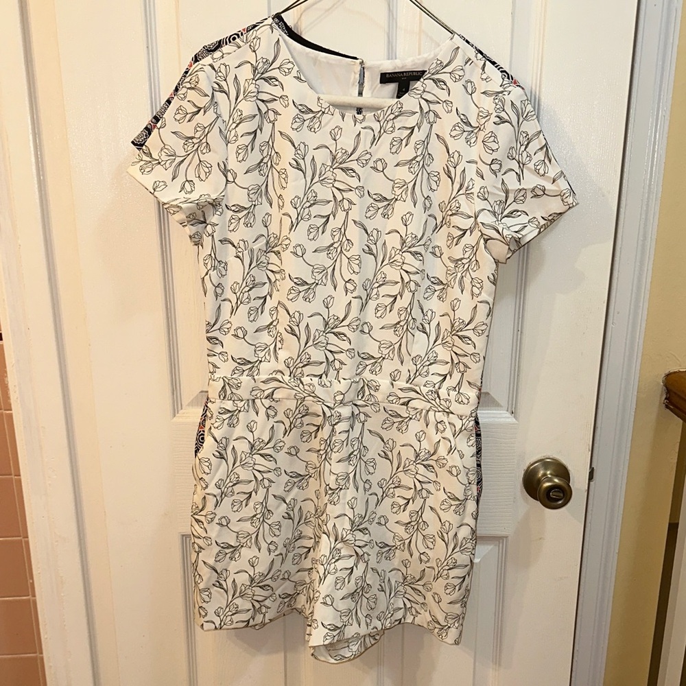 Banana Republic Floral Print short jumpsuit Dress in White & Black Navy size 4